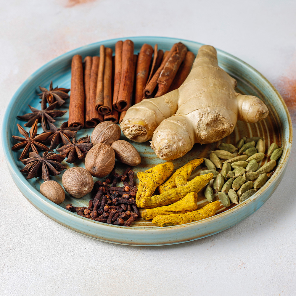 Чиния с пръчици канела, звезден анасон, карамфил, джинджифил и куркума – билки за диабетици като подправки
